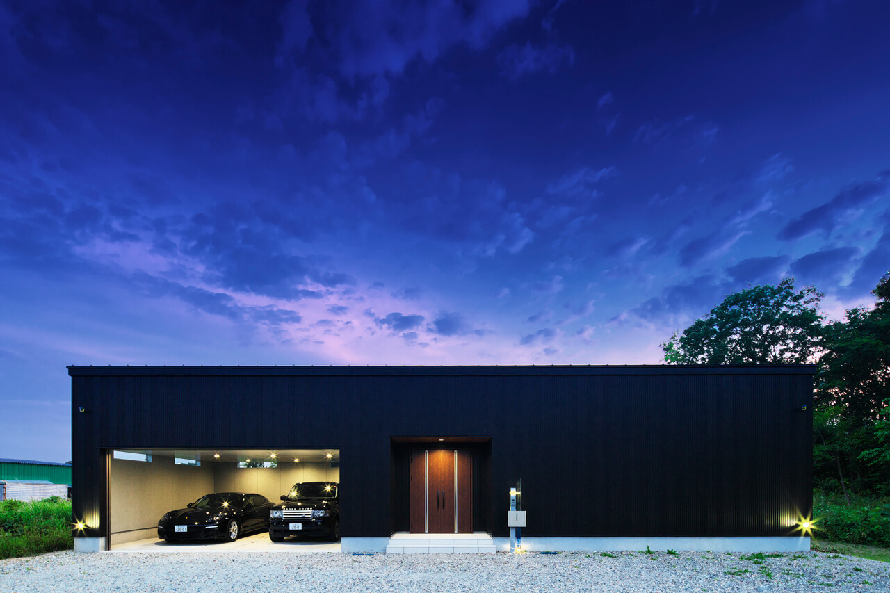 インナーガレージのあるシンプルでかっこいい平屋 ユーディーホームでちょっとかっこいい家づくり 栃木県 注文住宅